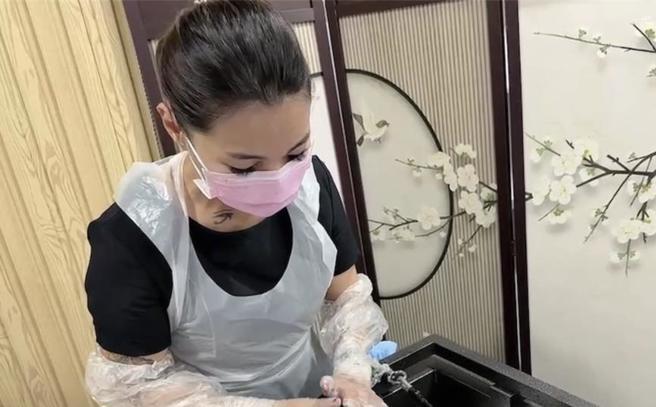 净体师杨书纬（左）说明，净体过程跟一般人做Spa一样，从头到脚清理，更重要的是加入孝亲沐浴的理念，希望家属全程参与，与家人好好道别。（杨书纬提供／曹婷婷台南传真）