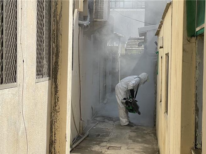 澎湖馬公在10月23日傳出首例本土登革熱確診病例，防疫人員針對個案居住地周邊執行噴藥滅蚊等緊急防治工作。（澎湖縣衛生局提供／許逸民澎湖傳真）