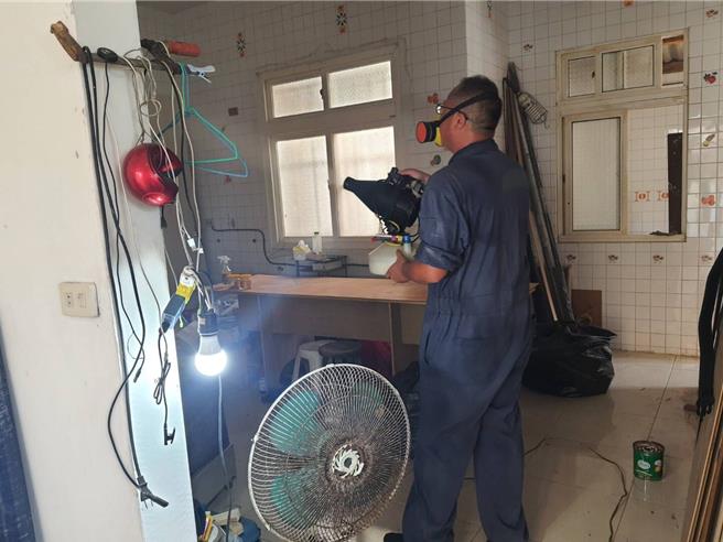 澎湖馬公在10月23日傳出首例本土登革熱確診病例，防疫人員針對個案居住地執行噴藥滅蚊等緊急防治工作。（澎湖縣衛生局提供／許逸民澎湖傳真）