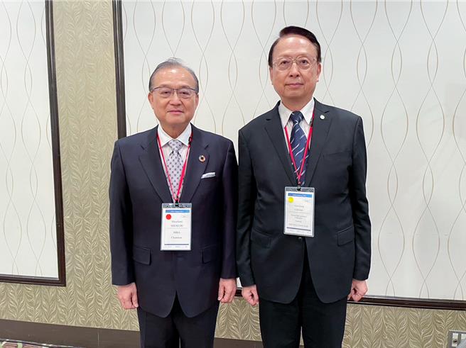 台灣高鐵公司董事長江耀宗(右)率團參加IHRA 2023年會，與IHRA會長宿利正史(左)合影。（高鐵提供）