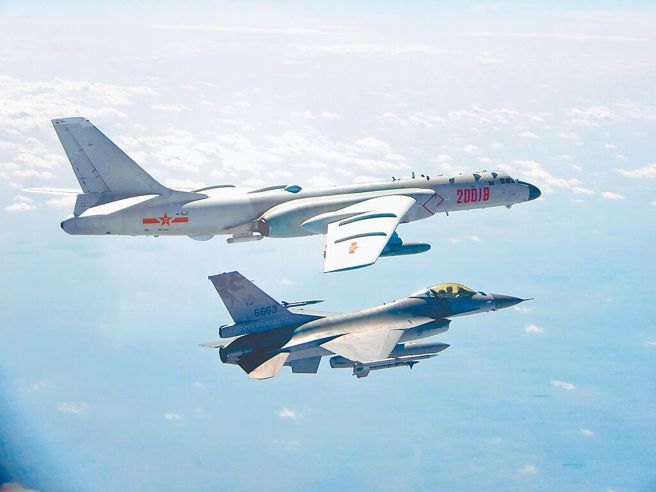 图前为空军F-16战机，监控共军轰6。（国防部提供）