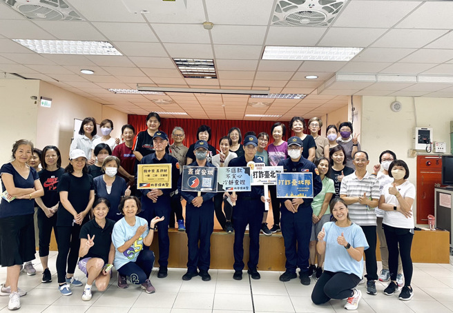 北市保大于松山区鹏程里进行识诈反诈宣导。(北市保大提供)