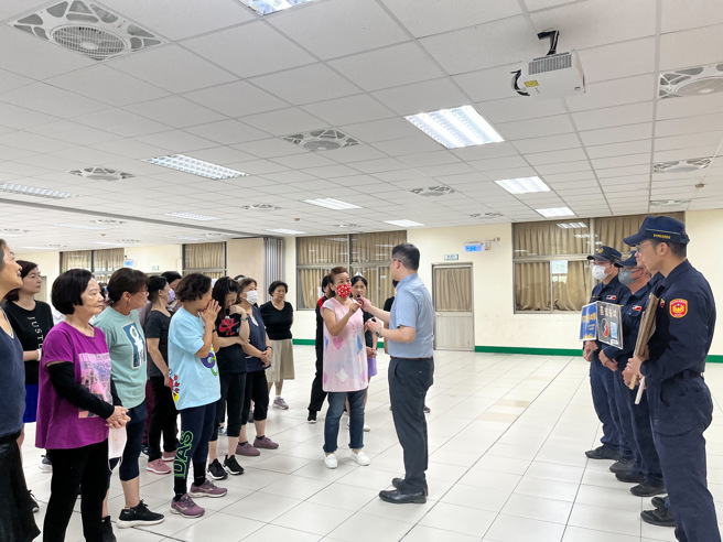 北市保大于松山区鹏程里进行识诈反诈宣导。(北市保大提供)