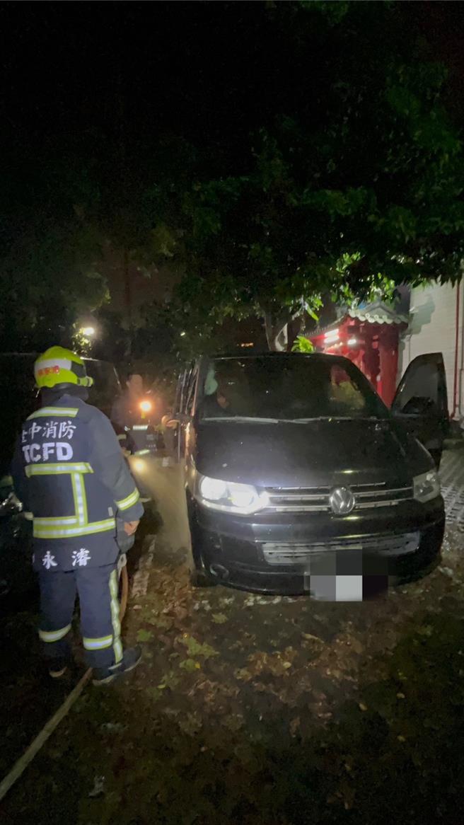 台中44岁蒋姓男子因屡次向殡仪馆找寻食物遭驱赶，竟于27日凌晨对馆内停车场车辆放火，幸无酿成伤亡；全案于警询后依公共危险罪、窃盗罪移送台中地检署侦办。（民眾提供／潘虹恩台中传真）