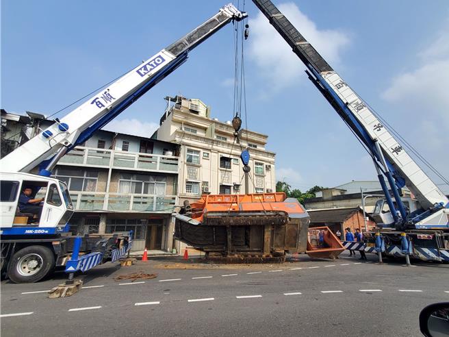 雲林縣斗南鎮台一丁線昨天發生一起罕見車禍事故，一輛「破土機」突然從板車上翻落，現場出動2輛大拖吊車費時3小時才完成。（周麗蘭攝）