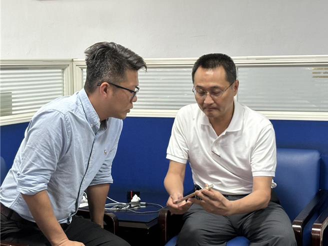 行政院东部联合服务中心执行长洪宗楷（左）至台东县警察局向交通队长刘正达（右）反映民意。（洪宗楷提供／蔡旻妤台东传真）