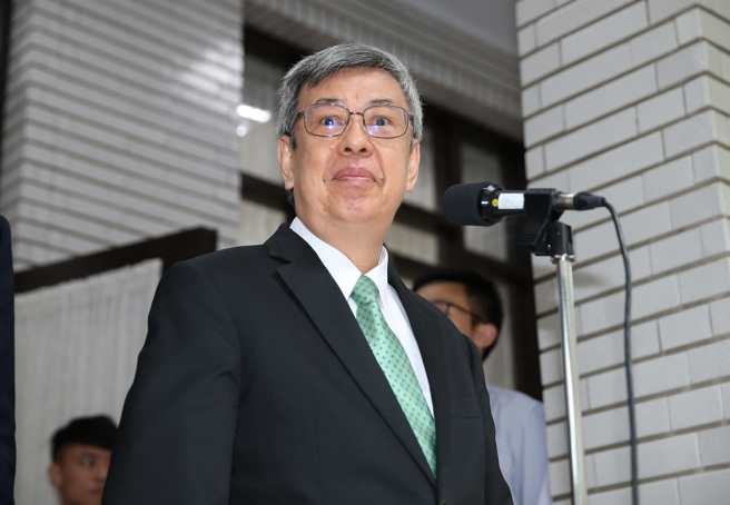 脸书粉专「Next逆袭」近日贴出疑似行政院副院长郑文灿与一名女子在饭店私会的影片，郑文灿澄清自己非影中人，陈建仁今受访对此表示，希望真相尽快厘清，也呼吁少部分人士不必再影射。行政院长陈建仁27日赴立法院备询。（姚志平摄）