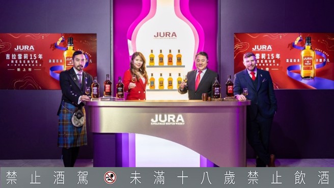 全球吉拉品牌大使Andrew Lennie(右二)及甫獲得The Keepers of the Quaich的台灣吉拉品牌大使Ken(左一)共同帶領品酩，深度感受吉拉雪莉15年RESERVE的吉致風味。右一為尚格酒業董事長奚大寧，左一為尚格酒業行銷總監Gity。(圖/尚格酒業)