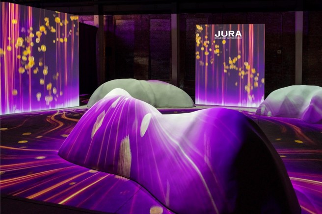 展區利用地面投影，搭配巨幕影像，為參與者開啟吉拉島上唯一的一條道路。(圖/尚格酒業)