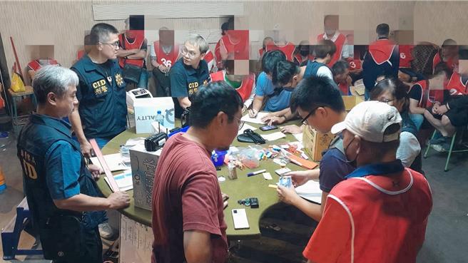 虎尾分局員警破獲職業賭場，以人工方式清點鈔票。（虎尾分局提供）