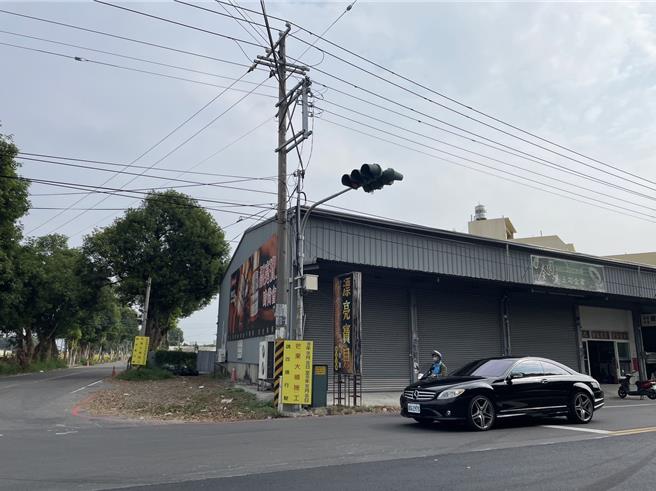 虎尾分局今天凌晨破獲一處以歇業KTV為掩護的賭場。（周麗蘭攝）