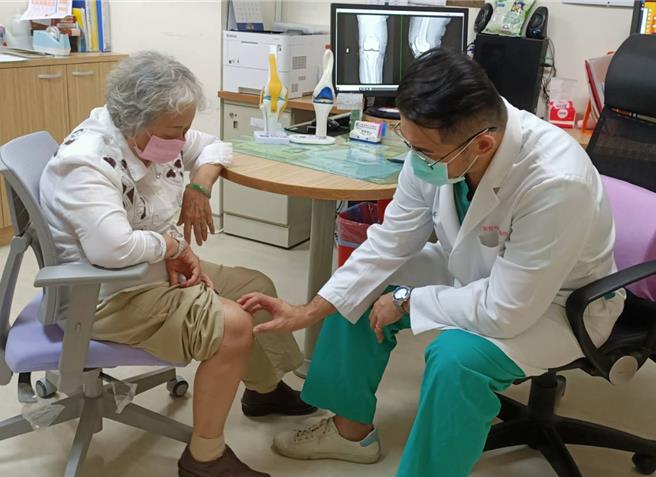 高雄1名80岁妇人因为长年到佛寺跪拜念经，长期下来开始出现膝盖痛，甚至无法好好站立，直到她女儿带她求助七贤脊椎外科，医师杨华伟诊断妇人为第三期退化性膝关节炎。（高市七贤脊椎外科医院提供／杨舒婷高雄传真）