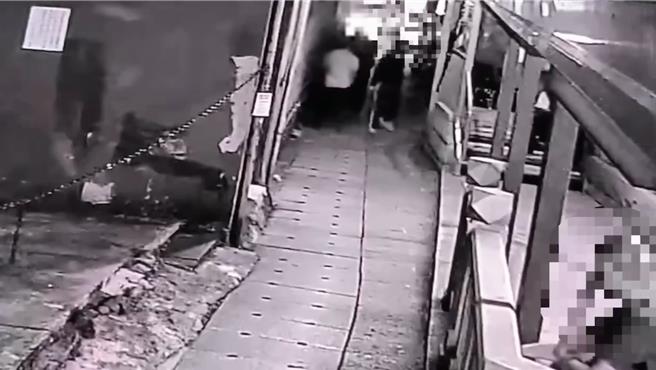 監視器拍下郭男拿著甩棍將陳姓少年攔下。（新北市新莊警分局提供／呂健豪新北傳真）