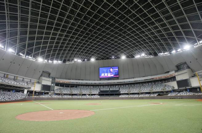 台北大巨蛋今開箱，台北市長蔣萬安親赴現場。圖為球場現況。（趙雙傑攝）