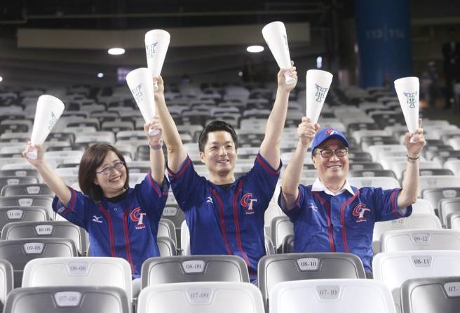 蔣萬安率副市長李四川、林奕華，體驗大巨蛋觀眾席。（趙雙傑攝）