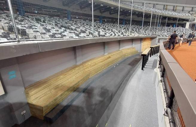 大巨蛋開箱，圖為內野側球員休息區。（趙雙傑攝）