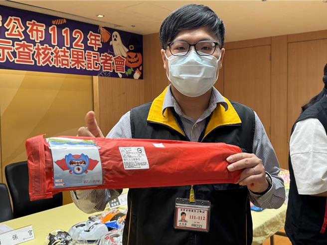 新北市消保官洪伯纬说，商品都应要有完整的商品标示，应施检验商品也应有检验合格标示。（柯毓庭摄）