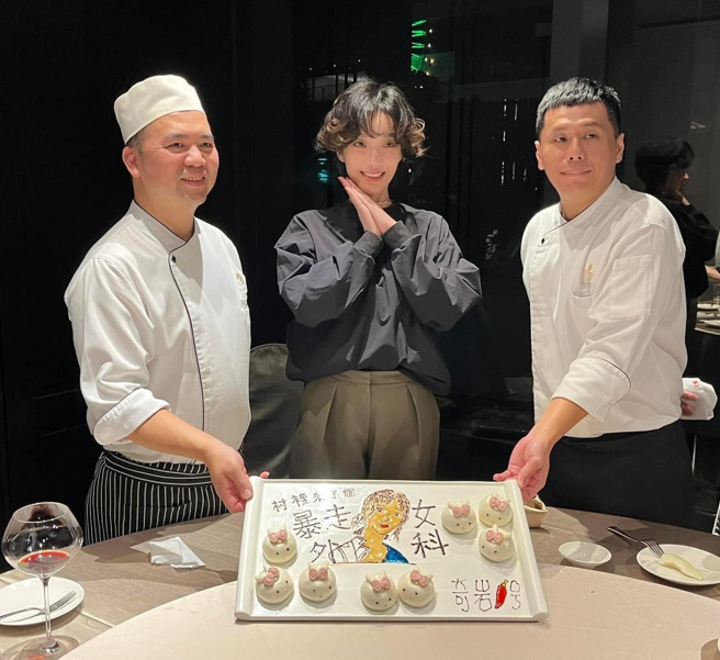 蔡淑臻（中）之前到大地酒店的「奇岩1号」尝美食，餐厅特别献上祝贺。（大地酒店提供）