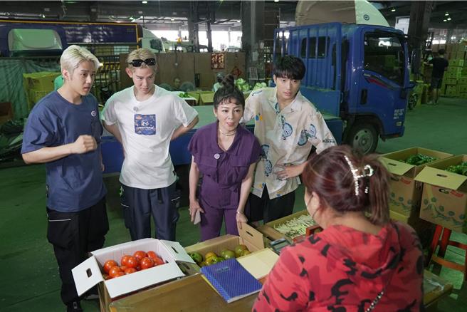 《我们这一摊》到市场买菜。（三立提供）