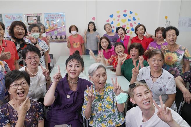 王彩桦做姜汁番茄送给长者。（三立提供）