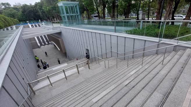 圖為忠孝東路四段連接大巨蛋的地下通廊。（趙雙傑攝）