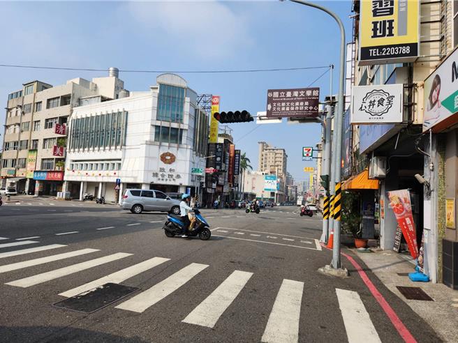 台南市试办机车「不强制二段左转」28日凌晨零时上路，府前路将改为全线试办。（台南市交通局提供／曹婷婷台南传真）