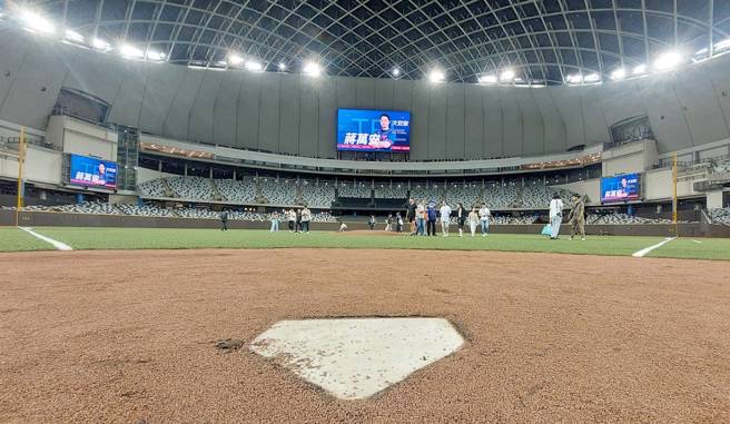 台北大巨蛋將在下個月舉辦2場壓力測試賽，台北市長蔣萬安27日到大巨蛋開箱，視察球場設施改善情形，圖為大巨蛋現況。（趙雙傑攝）