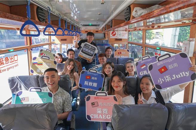 桃园市观旅局举办台湾好行东南亚友善观光踩线活动，邀请越南、马来西亚、印尼、俄罗斯、日本及香港等地共10位知名Vlogger，亲身搭乘台湾好行小乌来线欣赏沿线景点，盼能向世界行销桃园。（桃园市观旅局提供／陈梦茹桃园传真）
