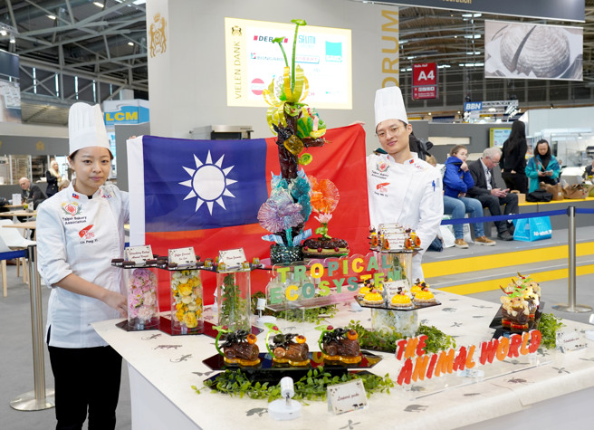 林芃仪、滕民猷代表台湾参加慕尼黑点心大赛 林芃仪、滕民猷（从左至右）26日代表台湾参加慕尼黑世界点心大赛拿下第3名。（图/中央社）
