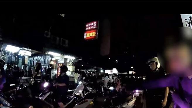 新北市樹林區26日晚上9點，於保安街與博愛街口疑似因轉彎車沒禮讓直行車，造成2名騎士發生口角衝突。（新北市樹林警分局提供／劉瑋晴新北傳真）