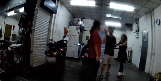 警方到場後，查扣柯男持有玩具槍一把，並將2人帶回釐清案情，雙方製作筆錄後，柯男將依恐嚇現行犯移送少年法院，葉男則依傷害罪嫌函送偵辦。（新北市樹林警分局提供／劉瑋晴新北傳真）