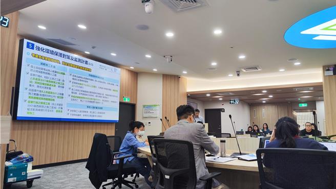 開發單位今天承諾不走觀音廊道、均由竹南廊道上岸，但多名漁民指出，選擇竹南廊道，未來要把定置漁網收起來，生存恐有困難。但最後該案仍通過環評專案小組初審。（林良齊攝）