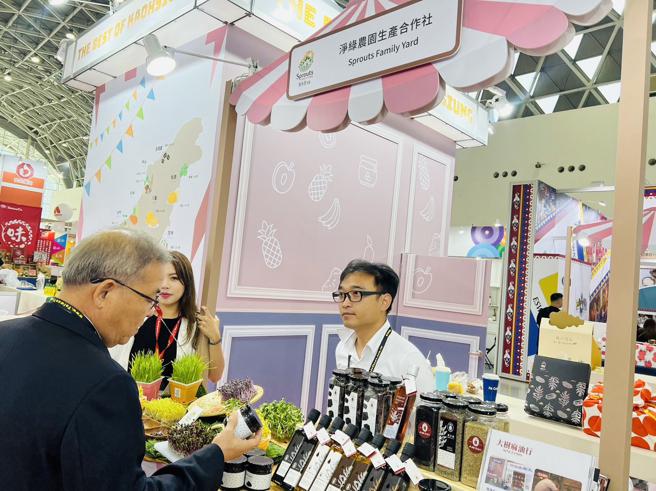 陳稼莊果園研發出國內首支純素有機康普茶。（圖／高雄市農業局）