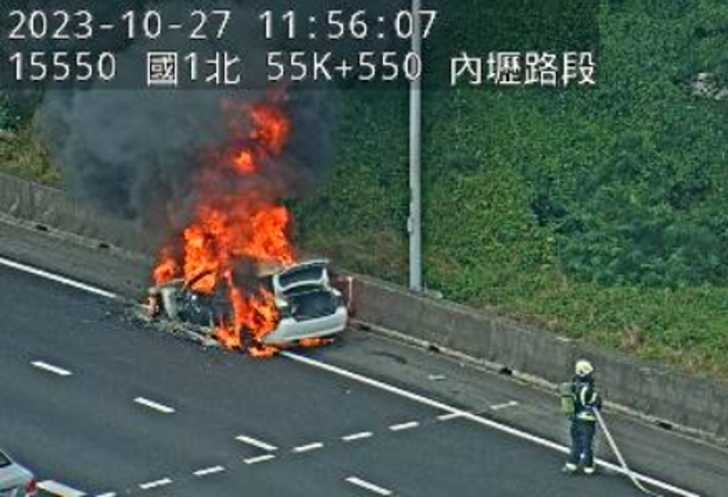 国1北上内坜段「火烧车」！小客车烧成火球占2线。(翻摄高速公路1968)