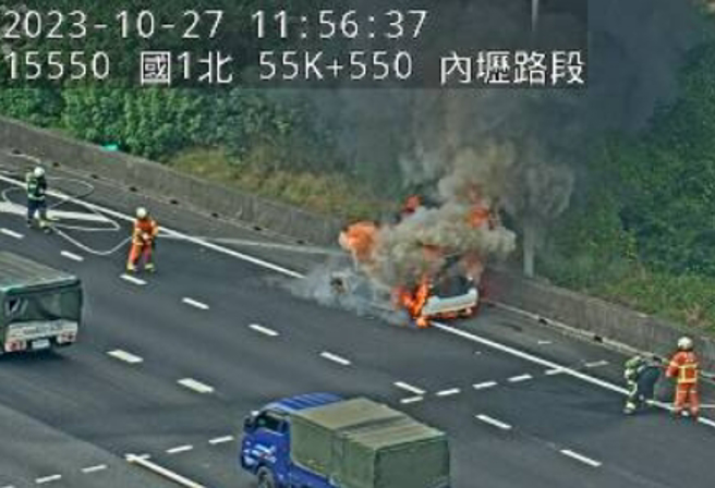 国1北上内坜段「火烧车」！小客车烧成火球占2线。(翻摄高速公路1968)