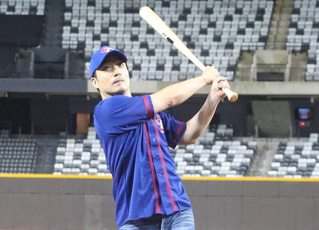 台北大巨蛋將在下個月舉辦2場壓力測試賽，台北市長蔣萬安27日到大巨蛋開箱，視察球場設施改善情形，並在球場體驗揮棒。（趙雙傑攝）