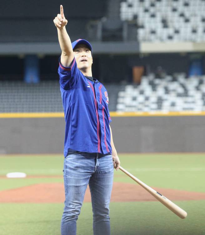 台北市長蔣萬安27日到大巨蛋開箱，視察球場設施改善情形，並在球場體驗揮棒。（趙雙傑攝）