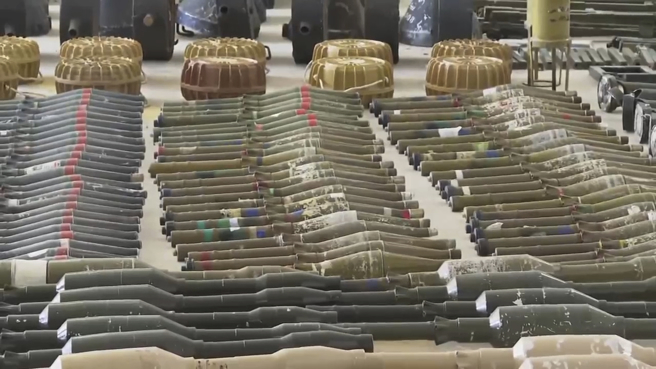 以色列军方在正式的媒体参观活动中，展示他们在哈玛斯攻击以色列南部社区后寻获的大批武器，包括各式地雷、火箭推进榴弹和自制无人机等。（图/美联社）
