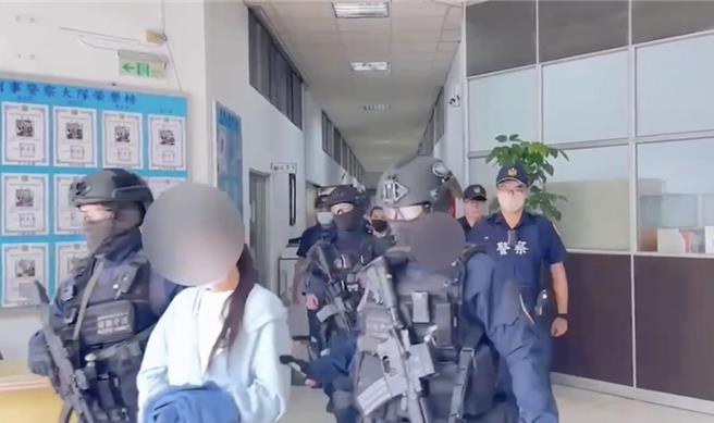何女、沈男被移送侦办后遭声押。（翻摄照片／洪靖宜高雄传真）