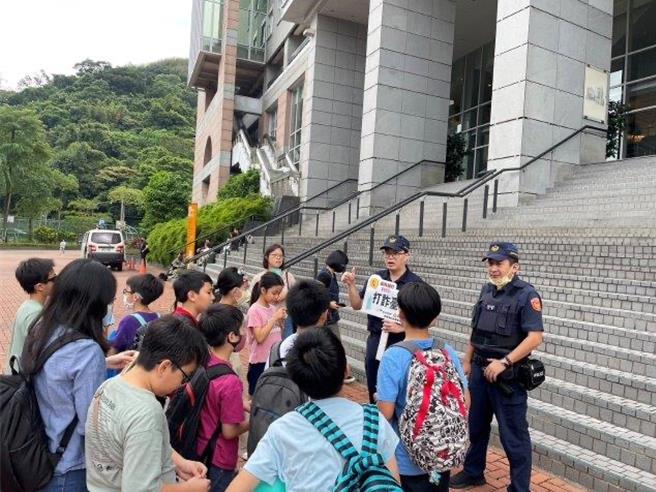 南港分局员警深入中央研究院宣导反诈骗。（翻摄照片／林郁平台北传真）