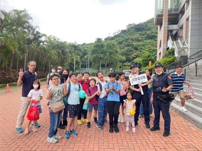 南港分局员警深入中央研究院宣导反诈骗。（翻摄照片／林郁平台北传真）