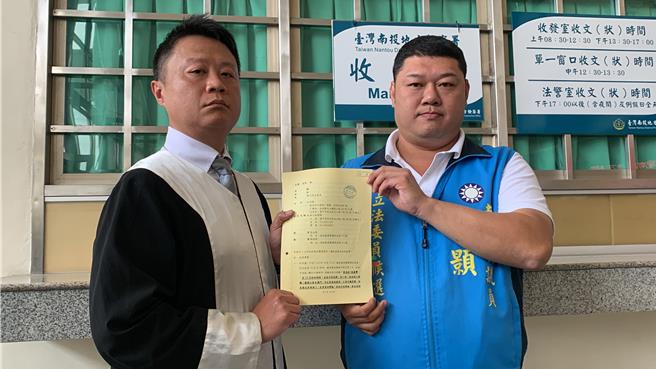 国民党南投县第2选区立委参选人游颢(右)与委任律师苏文俊(左)共同出示控告蔡培慧等人证明。（曾雪蒨摄）