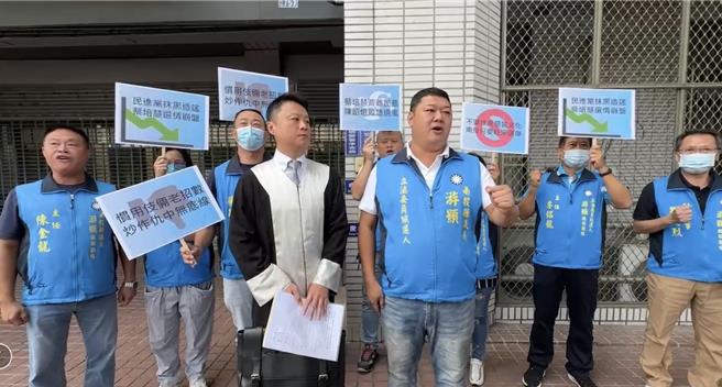 国民党第2选区立委参选人游颢(右前)在律师(左前)与支持者27日在南投地检署前高呼「南投只要乾净选举、不要抹黑恶质文化」口号。（曾雪蒨摄）