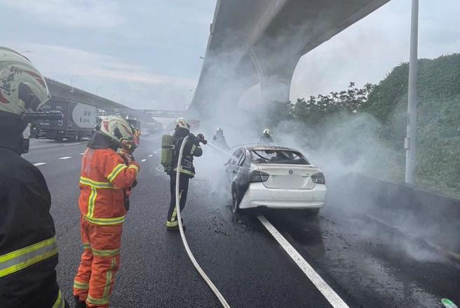 国道一号南向桃园内坜路段27日中午发生火烧车事故。（翻摄照片／蔡明亘桃园传真）