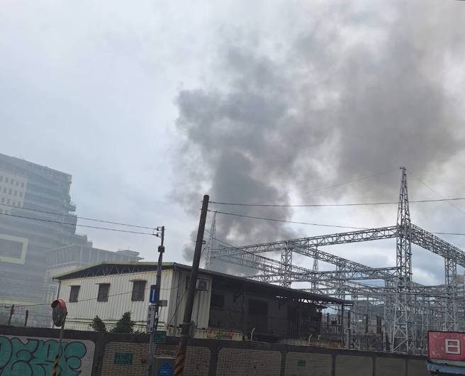 北市万有公园「土地宫庙」火警！黑烟窜天消防急救援。(民眾提供)