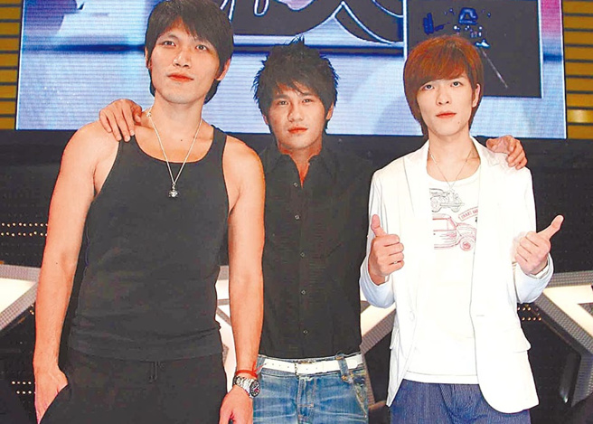 杨宗纬和萧敬腾当年参加《超级星光大道》，与金曲歌王曹格合影。（图／中时资料照片）