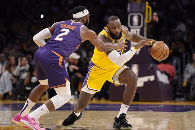 詹姆斯尝试运球突破欧科吉防守。(美联社)