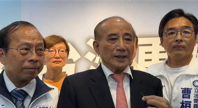 国民党总统参选人侯友宜高雄竞选总部27日正式进驻国民党高市党部，前立法院长王金平、侯友宜哥哥侯明锋等人均到场参加祈福仪式。（国民党高市党部提供／洪浩轩高雄传真）