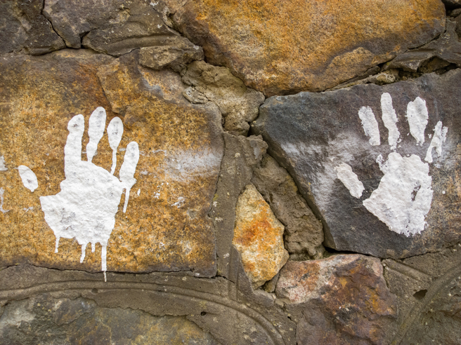 隋唐洛阳城遗址发现「手印砖」，并非古代工匠不小心印上，而是用于追究责任的戳记。(示意图/达志影像)