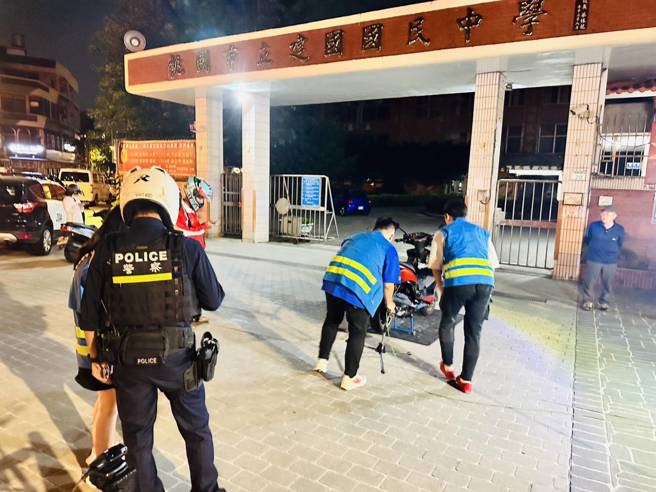 桃园警分局与环境保护局及桃园监理站合作，在桃园区介寿路建国国中前执行「静桃专案」。（翻摄画面）